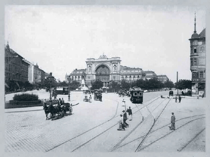 Electronic trolly passing by Keleti Railway station around 1903
