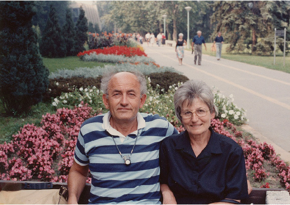 Gyula and Ari sit on a bench outside the Héviz thermal lake in 1980