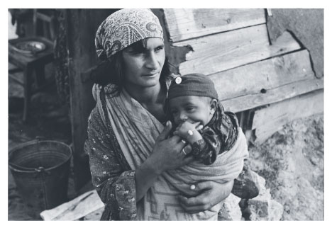 Roma woman with child in 1920s Hungary
