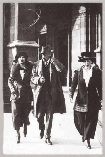 Katinka Andrássy with Mihály Károlyi and companion leaving Parliament in 1918