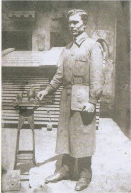 Béla Hikman in his workshop during the 1920s